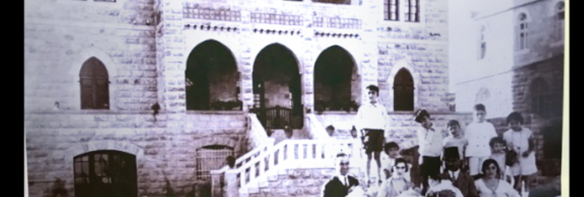 على عتبة الدار